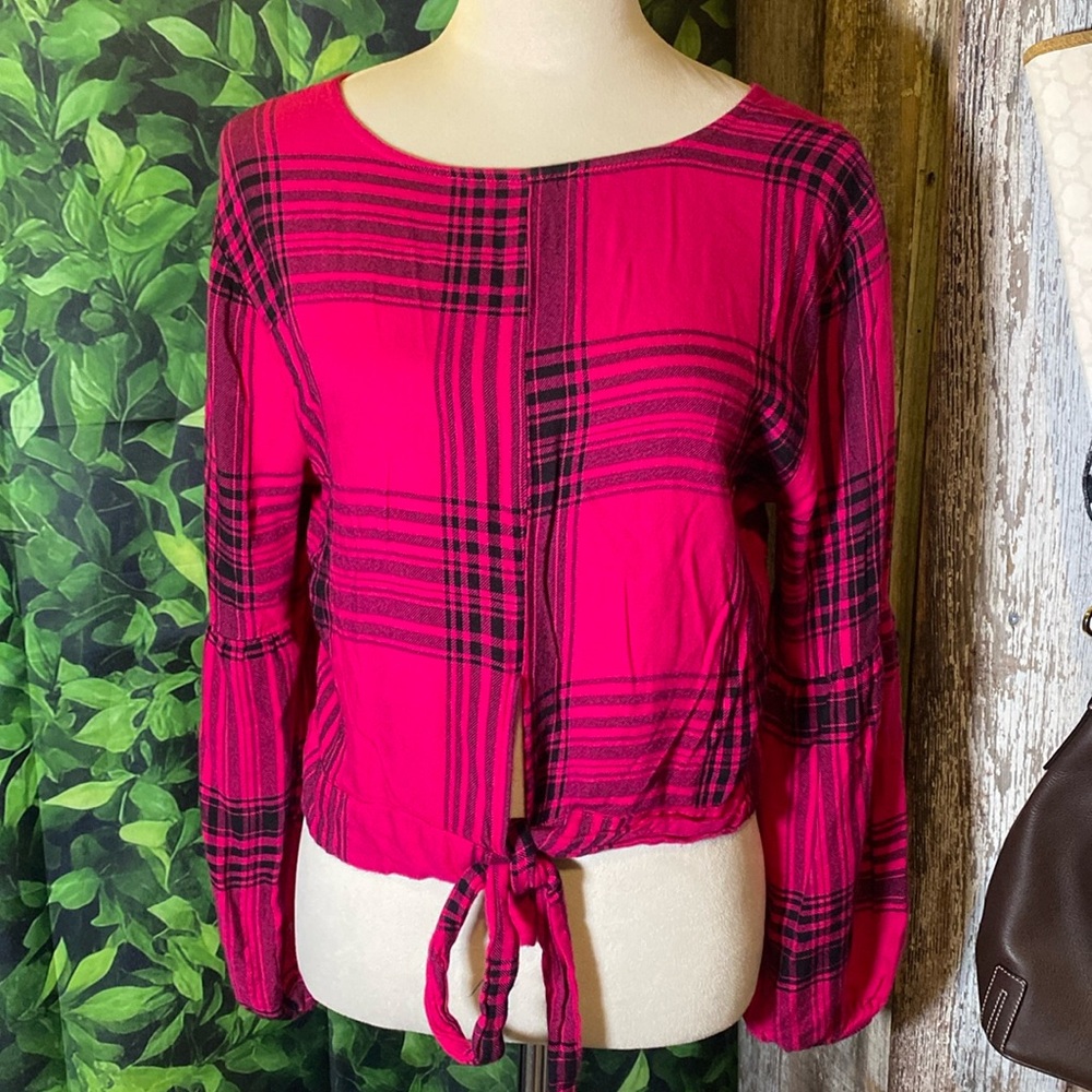 Wild Gable adorable long sleeve with tie front. Material is sort/light flannel